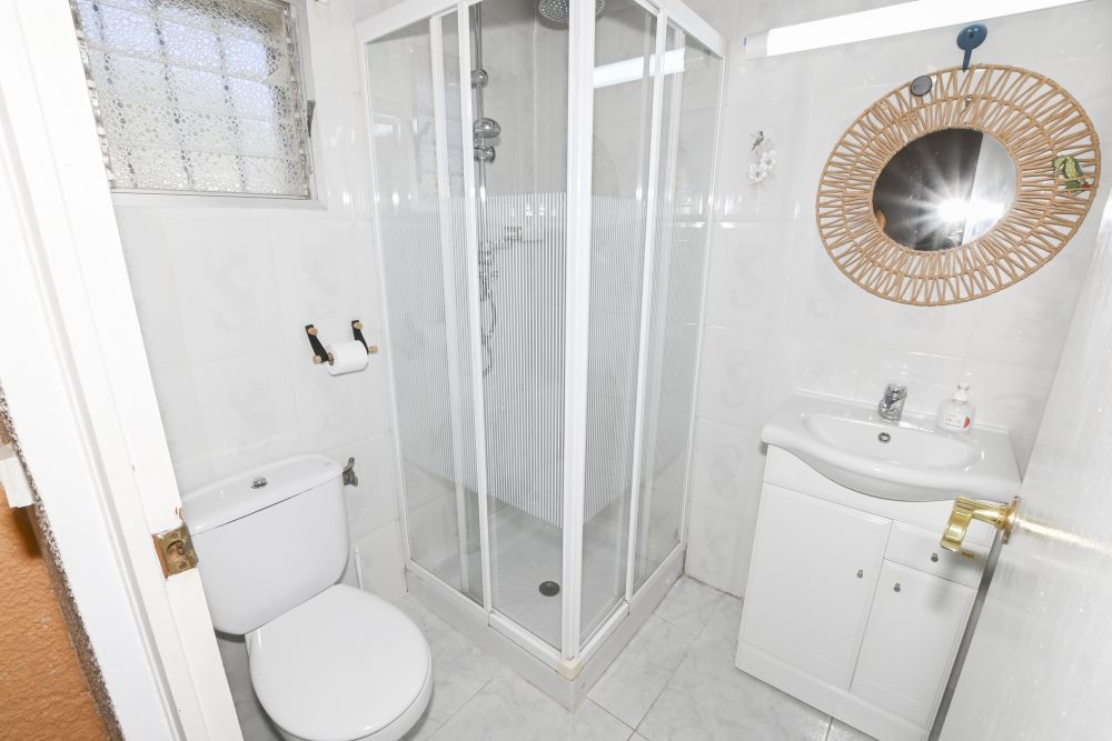 24. BAÑO EN-SUITE