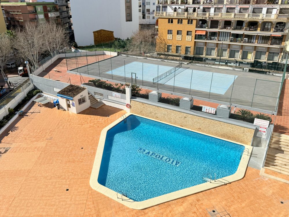 piscina y tenis